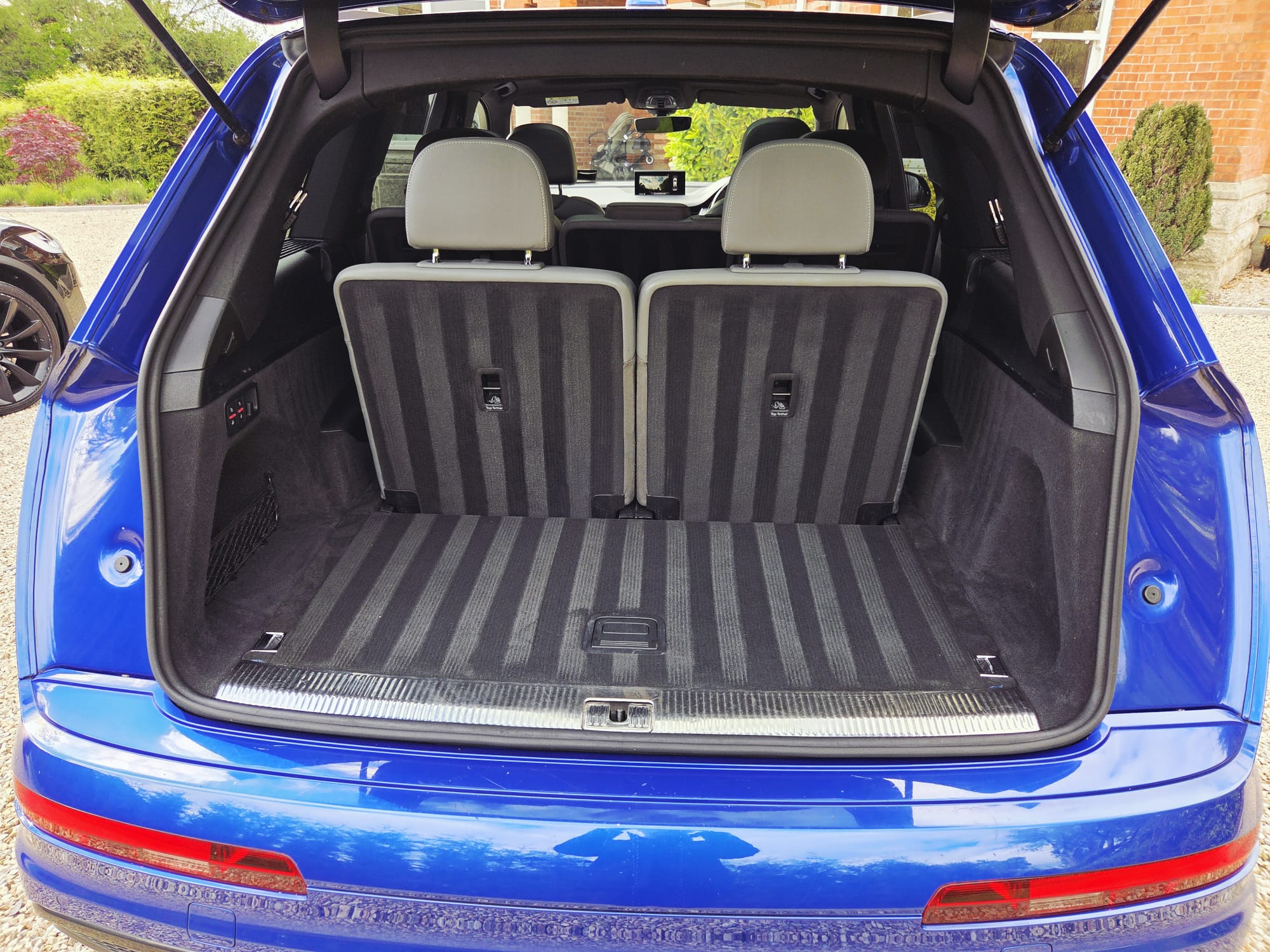 Audi Q7 side